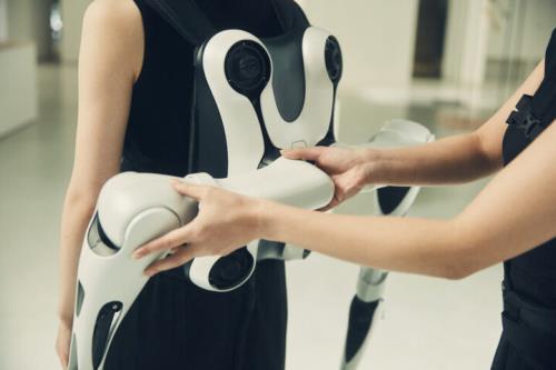 گجت پوشیدنی با 6 بازوی رباتیک به کمک معلولان می آید